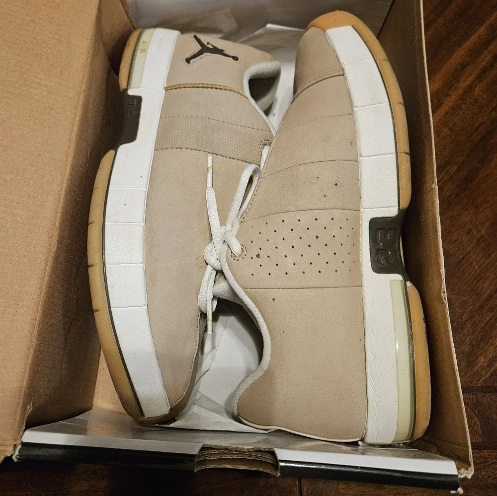Womens JORDAN  shoes. Size 9